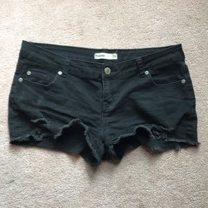 Low Waisted Jean Shorts from Bluenotes
